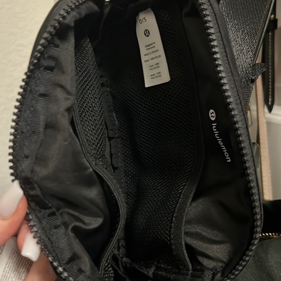 🍋LULULEMON ATHLETICA | Everywhere Belt Bag Wordmark in Black/White - Picture 3 of 4